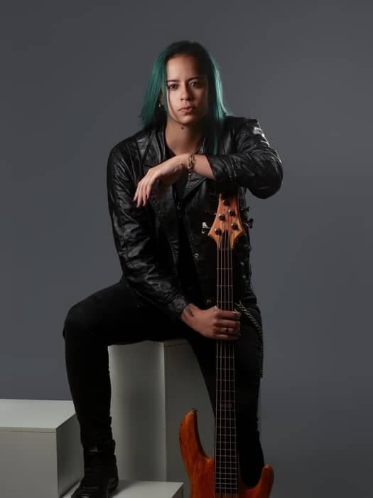 🎸 Ju Oliveira
Ju Oliveira traz o groove marcante e a base rítmica sólida para